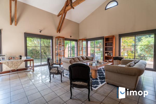 Maison d’architecte avec structure en pierre et habillage bois