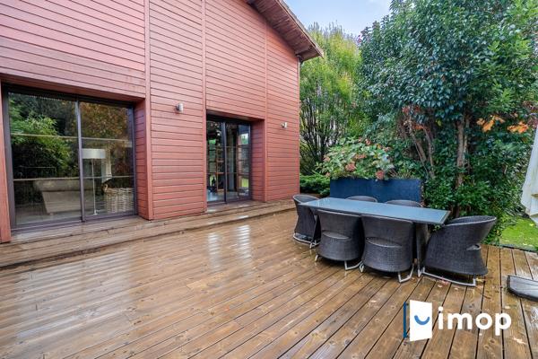 Maison d’architecte avec structure en pierre et habillage bois