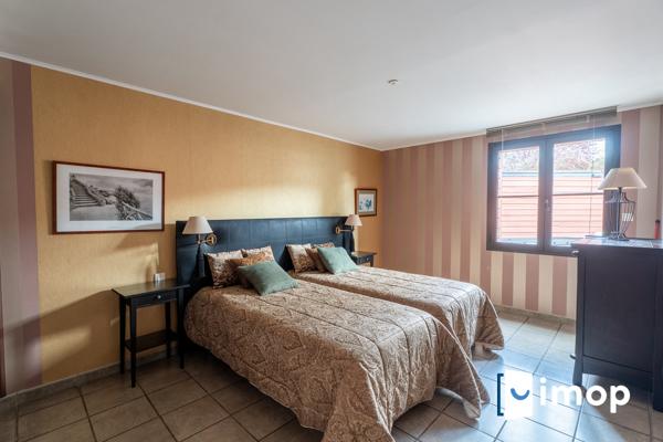 Maison d’architecte avec structure en pierre et habillage bois