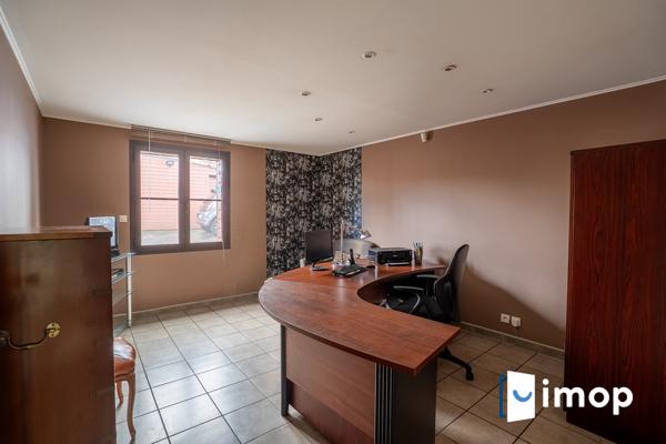 Maison d’architecte avec structure en pierre et habillage bois