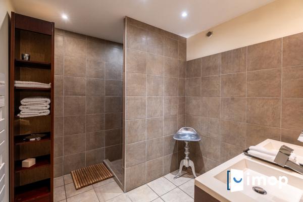 Maison d’architecte avec structure en pierre et habillage bois