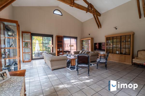 Maison d’architecte avec structure en pierre et habillage bois