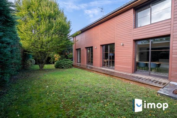 Maison d’architecte avec structure en pierre et habillage bois