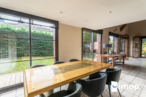 Maison d’architecte avec structure en pierre et habillage bois