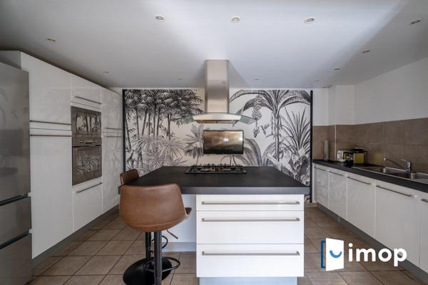 Maison d’architecte avec structure en pierre et habillage bois