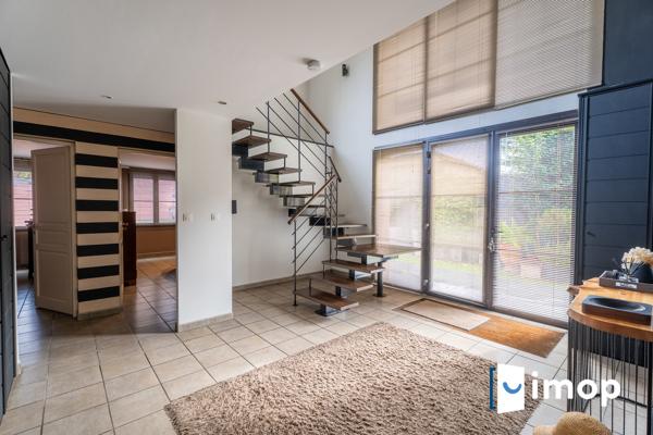 Maison d’architecte avec structure en pierre et habillage bois