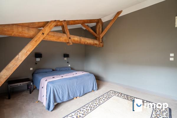 Maison d’architecte avec structure en pierre et habillage bois