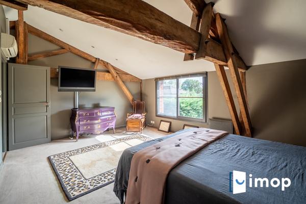 Maison d’architecte avec structure en pierre et habillage bois