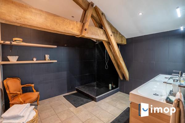 Maison d’architecte avec structure en pierre et habillage bois