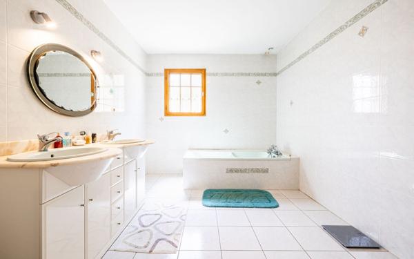 Maison à vendre    4 pièces •  Saint-Just-Luzac