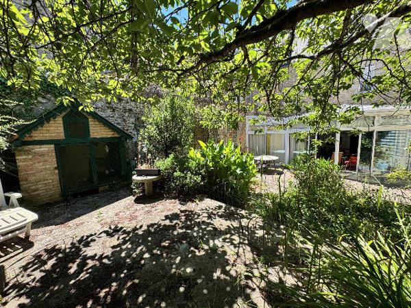 Maison de caractère en plein cœur d'Alençon – Garage, jardin et beaux volumes