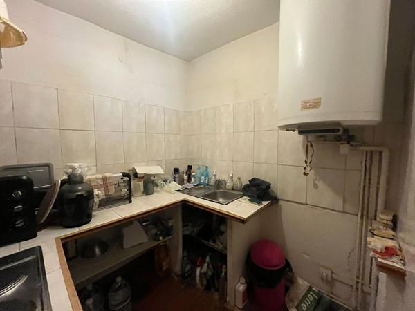 Immeuble centre-ville Carcassonne composé local commercial et deux appartements avec cour cave et bon potentiel