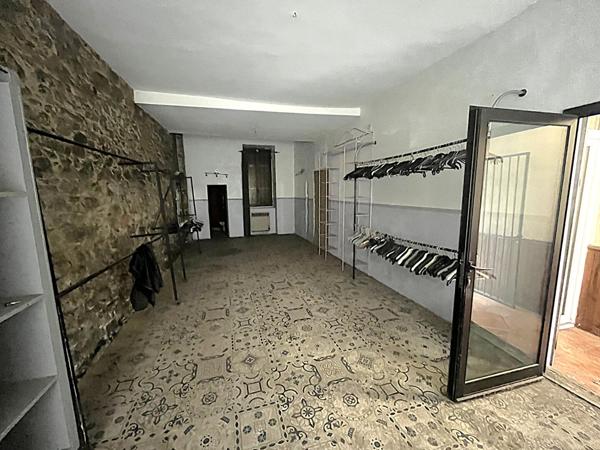 Immeuble centre-ville Carcassonne composé local commercial et deux appartements avec cour cave et bon potentiel