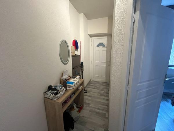 Immeuble centre-ville Carcassonne composé local commercial et deux appartements avec cour cave et bon potentiel