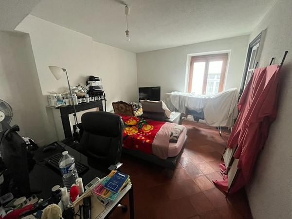 Immeuble centre-ville Carcassonne composé local commercial et deux appartements avec cour cave et bon potentiel