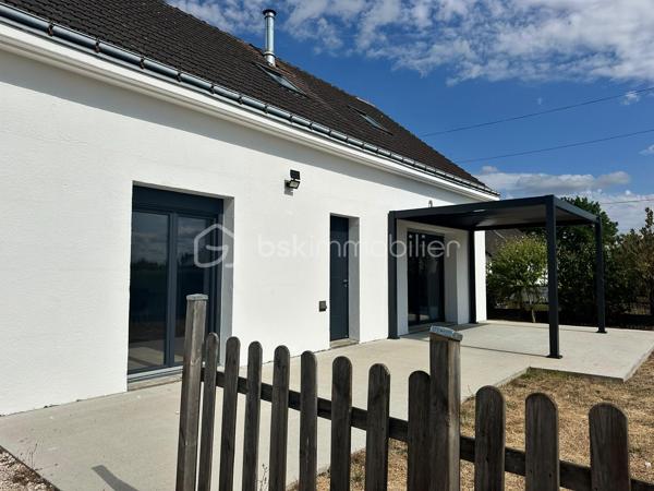 Située à Auzouer-en-Touraine, aux portes de Château-Renault, dans un environnement calme, venez découvrir cette maison familiale d'environ 155 m² habitables, implantée sur une parcelle d'environ 1 377 m².

Dès l'entrée, vous serez séduit par les beaux volumes qu'offre cette maison et notamment par sa superbe pièce de vie d'environ 69 m², véritable cœur de la maison. Elle réunit salon, salle à manger et une cuisine ouverte moderne et équipée, dans un espace lumineux et convivial.

Le rez-de-chaussée offre également une salle d'eau et un wc.

À l'étage, vous découvrirez 4 chambres dont une grande chambre d'environ 23m², une salle de bain ainsi qu'un grand palier d'environ 18 m² pouvant facilement devenir un espace jeux, un coin lecture, un bureau ou un espace détente.

À l'extérieur, la maison bénéficie d'un terrain d'environ 1 377 m² clos, de deux terrasses dont une avec pergola, permettant de profiter agréablement des beaux jours.

Un garage d'environ 40 m² complète l'ensemble et offre un bel espace pour stationner, bricoler ou stocker.

Les + :
• Environ 155 m² habitables
• Pièce de vie d'environ 69 m²
• 4 chambres
• Terrain d'environ 1 377 m²
• Garage d'environ 40 m²
• Deux terrasses et pergola
• Poêle à bois
• Portail motorisé
• Fibre
• DPE D
• Environnement calme
• Proximité immédiate de Château-Renault et de ses commodités

Une maison aux beaux volumes, fonctionnelle et chaleureuse, idéale pour une famille recherchant de l'espace et du calme tout en restant proche des commerces, écoles et services.

📍 Auzouer-en-Touraine (37110) – secteur Château-Renault

À découvrir rapidement !