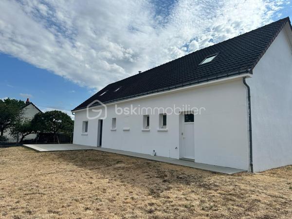 Située à Auzouer-en-Touraine, aux portes de Château-Renault, dans un environnement calme, venez découvrir cette maison familiale d'environ 155 m² habitables, implantée sur une parcelle d'environ 1 377 m².

Dès l'entrée, vous serez séduit par les beaux volumes qu'offre cette maison et notamment par sa superbe pièce de vie d'environ 69 m², véritable cœur de la maison. Elle réunit salon, salle à manger et une cuisine ouverte moderne et équipée, dans un espace lumineux et convivial.

Le rez-de-chaussée offre également une salle d'eau et un wc.

À l'étage, vous découvrirez 4 chambres dont une grande chambre d'environ 23m², une salle de bain ainsi qu'un grand palier d'environ 18 m² pouvant facilement devenir un espace jeux, un coin lecture, un bureau ou un espace détente.

À l'extérieur, la maison bénéficie d'un terrain d'environ 1 377 m² clos, de deux terrasses dont une avec pergola, permettant de profiter agréablement des beaux jours.

Un garage d'environ 40 m² complète l'ensemble et offre un bel espace pour stationner, bricoler ou stocker.

Les + :
• Environ 155 m² habitables
• Pièce de vie d'environ 69 m²
• 4 chambres
• Terrain d'environ 1 377 m²
• Garage d'environ 40 m²
• Deux terrasses et pergola
• Poêle à bois
• Portail motorisé
• Fibre
• DPE D
• Environnement calme
• Proximité immédiate de Château-Renault et de ses commodités

Une maison aux beaux volumes, fonctionnelle et chaleureuse, idéale pour une famille recherchant de l'espace et du calme tout en restant proche des commerces, écoles et services.

📍 Auzouer-en-Touraine (37110) – secteur Château-Renault

À découvrir rapidement !