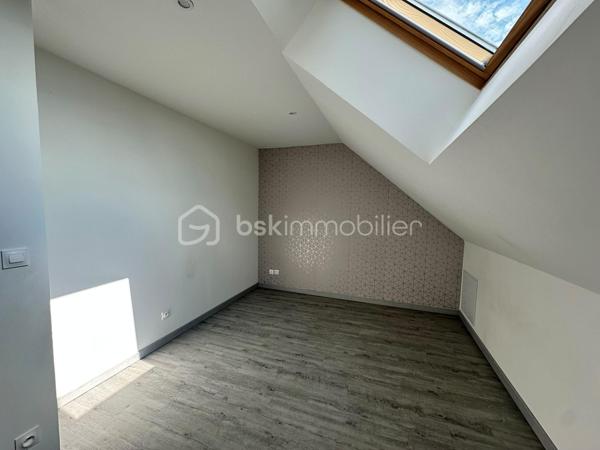 Située à Auzouer-en-Touraine, aux portes de Château-Renault, dans un environnement calme, venez découvrir cette maison familiale d'environ 155 m² habitables, implantée sur une parcelle d'environ 1 377 m².

Dès l'entrée, vous serez séduit par les beaux volumes qu'offre cette maison et notamment par sa superbe pièce de vie d'environ 69 m², véritable cœur de la maison. Elle réunit salon, salle à manger et une cuisine ouverte moderne et équipée, dans un espace lumineux et convivial.

Le rez-de-chaussée offre également une salle d'eau et un wc.

À l'étage, vous découvrirez 4 chambres dont une grande chambre d'environ 23m², une salle de bain ainsi qu'un grand palier d'environ 18 m² pouvant facilement devenir un espace jeux, un coin lecture, un bureau ou un espace détente.

À l'extérieur, la maison bénéficie d'un terrain d'environ 1 377 m² clos, de deux terrasses dont une avec pergola, permettant de profiter agréablement des beaux jours.

Un garage d'environ 40 m² complète l'ensemble et offre un bel espace pour stationner, bricoler ou stocker.

Les + :
• Environ 155 m² habitables
• Pièce de vie d'environ 69 m²
• 4 chambres
• Terrain d'environ 1 377 m²
• Garage d'environ 40 m²
• Deux terrasses et pergola
• Poêle à bois
• Portail motorisé
• Fibre
• DPE D
• Environnement calme
• Proximité immédiate de Château-Renault et de ses commodités

Une maison aux beaux volumes, fonctionnelle et chaleureuse, idéale pour une famille recherchant de l'espace et du calme tout en restant proche des commerces, écoles et services.

📍 Auzouer-en-Touraine (37110) – secteur Château-Renault

À découvrir rapidement !