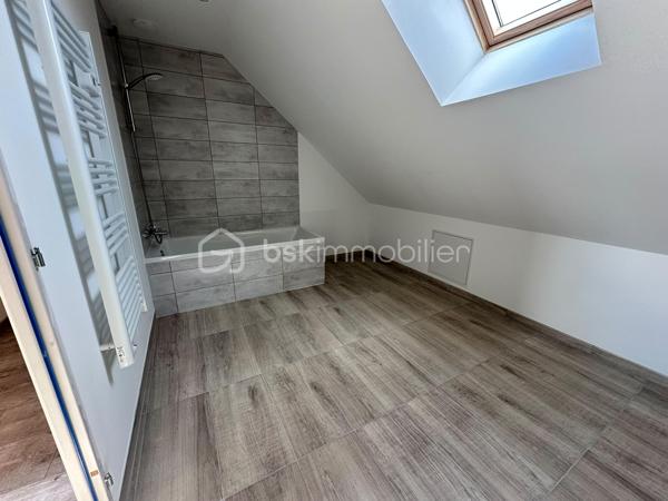 Située à Auzouer-en-Touraine, aux portes de Château-Renault, dans un environnement calme, venez découvrir cette maison familiale d'environ 155 m² habitables, implantée sur une parcelle d'environ 1 377 m².

Dès l'entrée, vous serez séduit par les beaux volumes qu'offre cette maison et notamment par sa superbe pièce de vie d'environ 69 m², véritable cœur de la maison. Elle réunit salon, salle à manger et une cuisine ouverte moderne et équipée, dans un espace lumineux et convivial.

Le rez-de-chaussée offre également une salle d'eau et un wc.

À l'étage, vous découvrirez 4 chambres dont une grande chambre d'environ 23m², une salle de bain ainsi qu'un grand palier d'environ 18 m² pouvant facilement devenir un espace jeux, un coin lecture, un bureau ou un espace détente.

À l'extérieur, la maison bénéficie d'un terrain d'environ 1 377 m² clos, de deux terrasses dont une avec pergola, permettant de profiter agréablement des beaux jours.

Un garage d'environ 40 m² complète l'ensemble et offre un bel espace pour stationner, bricoler ou stocker.

Les + :
• Environ 155 m² habitables
• Pièce de vie d'environ 69 m²
• 4 chambres
• Terrain d'environ 1 377 m²
• Garage d'environ 40 m²
• Deux terrasses et pergola
• Poêle à bois
• Portail motorisé
• Fibre
• DPE D
• Environnement calme
• Proximité immédiate de Château-Renault et de ses commodités

Une maison aux beaux volumes, fonctionnelle et chaleureuse, idéale pour une famille recherchant de l'espace et du calme tout en restant proche des commerces, écoles et services.

📍 Auzouer-en-Touraine (37110) – secteur Château-Renault

À découvrir rapidement !