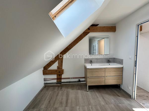 Située à Auzouer-en-Touraine, aux portes de Château-Renault, dans un environnement calme, venez découvrir cette maison familiale d'environ 155 m² habitables, implantée sur une parcelle d'environ 1 377 m².

Dès l'entrée, vous serez séduit par les beaux volumes qu'offre cette maison et notamment par sa superbe pièce de vie d'environ 69 m², véritable cœur de la maison. Elle réunit salon, salle à manger et une cuisine ouverte moderne et équipée, dans un espace lumineux et convivial.

Le rez-de-chaussée offre également une salle d'eau et un wc.

À l'étage, vous découvrirez 4 chambres dont une grande chambre d'environ 23m², une salle de bain ainsi qu'un grand palier d'environ 18 m² pouvant facilement devenir un espace jeux, un coin lecture, un bureau ou un espace détente.

À l'extérieur, la maison bénéficie d'un terrain d'environ 1 377 m² clos, de deux terrasses dont une avec pergola, permettant de profiter agréablement des beaux jours.

Un garage d'environ 40 m² complète l'ensemble et offre un bel espace pour stationner, bricoler ou stocker.

Les + :
• Environ 155 m² habitables
• Pièce de vie d'environ 69 m²
• 4 chambres
• Terrain d'environ 1 377 m²
• Garage d'environ 40 m²
• Deux terrasses et pergola
• Poêle à bois
• Portail motorisé
• Fibre
• DPE D
• Environnement calme
• Proximité immédiate de Château-Renault et de ses commodités

Une maison aux beaux volumes, fonctionnelle et chaleureuse, idéale pour une famille recherchant de l'espace et du calme tout en restant proche des commerces, écoles et services.

📍 Auzouer-en-Touraine (37110) – secteur Château-Renault

À découvrir rapidement !