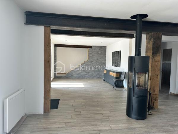 Située à Auzouer-en-Touraine, aux portes de Château-Renault, dans un environnement calme, venez découvrir cette maison familiale d'environ 155 m² habitables, implantée sur une parcelle d'environ 1 377 m².

Dès l'entrée, vous serez séduit par les beaux volumes qu'offre cette maison et notamment par sa superbe pièce de vie d'environ 69 m², véritable cœur de la maison. Elle réunit salon, salle à manger et une cuisine ouverte moderne et équipée, dans un espace lumineux et convivial.

Le rez-de-chaussée offre également une salle d'eau et un wc.

À l'étage, vous découvrirez 4 chambres dont une grande chambre d'environ 23m², une salle de bain ainsi qu'un grand palier d'environ 18 m² pouvant facilement devenir un espace jeux, un coin lecture, un bureau ou un espace détente.

À l'extérieur, la maison bénéficie d'un terrain d'environ 1 377 m² clos, de deux terrasses dont une avec pergola, permettant de profiter agréablement des beaux jours.

Un garage d'environ 40 m² complète l'ensemble et offre un bel espace pour stationner, bricoler ou stocker.

Les + :
• Environ 155 m² habitables
• Pièce de vie d'environ 69 m²
• 4 chambres
• Terrain d'environ 1 377 m²
• Garage d'environ 40 m²
• Deux terrasses et pergola
• Poêle à bois
• Portail motorisé
• Fibre
• DPE D
• Environnement calme
• Proximité immédiate de Château-Renault et de ses commodités

Une maison aux beaux volumes, fonctionnelle et chaleureuse, idéale pour une famille recherchant de l'espace et du calme tout en restant proche des commerces, écoles et services.

📍 Auzouer-en-Touraine (37110) – secteur Château-Renault

À découvrir rapidement !