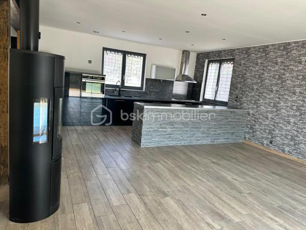 Située à Auzouer-en-Touraine, aux portes de Château-Renault, dans un environnement calme, venez découvrir cette maison familiale d'environ 155 m² habitables, implantée sur une parcelle d'environ 1 377 m².

Dès l'entrée, vous serez séduit par les beaux volumes qu'offre cette maison et notamment par sa superbe pièce de vie d'environ 69 m², véritable cœur de la maison. Elle réunit salon, salle à manger et une cuisine ouverte moderne et équipée, dans un espace lumineux et convivial.

Le rez-de-chaussée offre également une salle d'eau et un wc.

À l'étage, vous découvrirez 4 chambres dont une grande chambre d'environ 23m², une salle de bain ainsi qu'un grand palier d'environ 18 m² pouvant facilement devenir un espace jeux, un coin lecture, un bureau ou un espace détente.

À l'extérieur, la maison bénéficie d'un terrain d'environ 1 377 m² clos, de deux terrasses dont une avec pergola, permettant de profiter agréablement des beaux jours.

Un garage d'environ 40 m² complète l'ensemble et offre un bel espace pour stationner, bricoler ou stocker.

Les + :
• Environ 155 m² habitables
• Pièce de vie d'environ 69 m²
• 4 chambres
• Terrain d'environ 1 377 m²
• Garage d'environ 40 m²
• Deux terrasses et pergola
• Poêle à bois
• Portail motorisé
• Fibre
• DPE D
• Environnement calme
• Proximité immédiate de Château-Renault et de ses commodités

Une maison aux beaux volumes, fonctionnelle et chaleureuse, idéale pour une famille recherchant de l'espace et du calme tout en restant proche des commerces, écoles et services.

📍 Auzouer-en-Touraine (37110) – secteur Château-Renault

À découvrir rapidement !