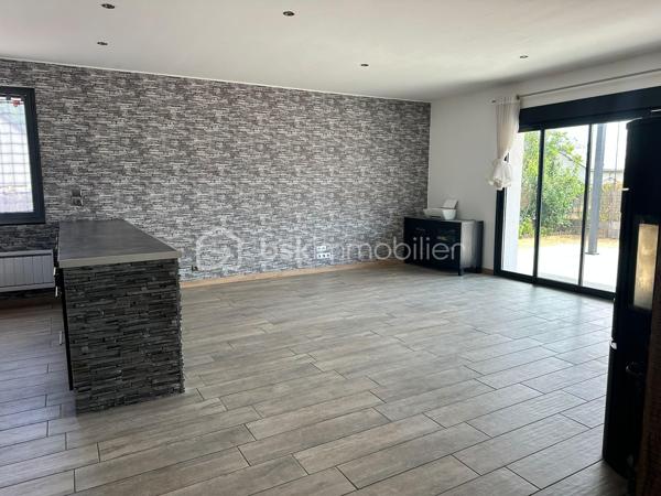 Située à Auzouer-en-Touraine, aux portes de Château-Renault, dans un environnement calme, venez découvrir cette maison familiale d'environ 155 m² habitables, implantée sur une parcelle d'environ 1 377 m².

Dès l'entrée, vous serez séduit par les beaux volumes qu'offre cette maison et notamment par sa superbe pièce de vie d'environ 69 m², véritable cœur de la maison. Elle réunit salon, salle à manger et une cuisine ouverte moderne et équipée, dans un espace lumineux et convivial.

Le rez-de-chaussée offre également une salle d'eau et un wc.

À l'étage, vous découvrirez 4 chambres dont une grande chambre d'environ 23m², une salle de bain ainsi qu'un grand palier d'environ 18 m² pouvant facilement devenir un espace jeux, un coin lecture, un bureau ou un espace détente.

À l'extérieur, la maison bénéficie d'un terrain d'environ 1 377 m² clos, de deux terrasses dont une avec pergola, permettant de profiter agréablement des beaux jours.

Un garage d'environ 40 m² complète l'ensemble et offre un bel espace pour stationner, bricoler ou stocker.

Les + :
• Environ 155 m² habitables
• Pièce de vie d'environ 69 m²
• 4 chambres
• Terrain d'environ 1 377 m²
• Garage d'environ 40 m²
• Deux terrasses et pergola
• Poêle à bois
• Portail motorisé
• Fibre
• DPE D
• Environnement calme
• Proximité immédiate de Château-Renault et de ses commodités

Une maison aux beaux volumes, fonctionnelle et chaleureuse, idéale pour une famille recherchant de l'espace et du calme tout en restant proche des commerces, écoles et services.

📍 Auzouer-en-Touraine (37110) – secteur Château-Renault

À découvrir rapidement !