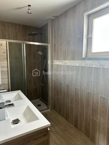 Située à Auzouer-en-Touraine, aux portes de Château-Renault, dans un environnement calme, venez découvrir cette maison familiale d'environ 155 m² habitables, implantée sur une parcelle d'environ 1 377 m².

Dès l'entrée, vous serez séduit par les beaux volumes qu'offre cette maison et notamment par sa superbe pièce de vie d'environ 69 m², véritable cœur de la maison. Elle réunit salon, salle à manger et une cuisine ouverte moderne et équipée, dans un espace lumineux et convivial.

Le rez-de-chaussée offre également une salle d'eau et un wc.

À l'étage, vous découvrirez 4 chambres dont une grande chambre d'environ 23m², une salle de bain ainsi qu'un grand palier d'environ 18 m² pouvant facilement devenir un espace jeux, un coin lecture, un bureau ou un espace détente.

À l'extérieur, la maison bénéficie d'un terrain d'environ 1 377 m² clos, de deux terrasses dont une avec pergola, permettant de profiter agréablement des beaux jours.

Un garage d'environ 40 m² complète l'ensemble et offre un bel espace pour stationner, bricoler ou stocker.

Les + :
• Environ 155 m² habitables
• Pièce de vie d'environ 69 m²
• 4 chambres
• Terrain d'environ 1 377 m²
• Garage d'environ 40 m²
• Deux terrasses et pergola
• Poêle à bois
• Portail motorisé
• Fibre
• DPE D
• Environnement calme
• Proximité immédiate de Château-Renault et de ses commodités

Une maison aux beaux volumes, fonctionnelle et chaleureuse, idéale pour une famille recherchant de l'espace et du calme tout en restant proche des commerces, écoles et services.

📍 Auzouer-en-Touraine (37110) – secteur Château-Renault

À découvrir rapidement !