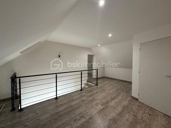 Située à Auzouer-en-Touraine, aux portes de Château-Renault, dans un environnement calme, venez découvrir cette maison familiale d'environ 155 m² habitables, implantée sur une parcelle d'environ 1 377 m².

Dès l'entrée, vous serez séduit par les beaux volumes qu'offre cette maison et notamment par sa superbe pièce de vie d'environ 69 m², véritable cœur de la maison. Elle réunit salon, salle à manger et une cuisine ouverte moderne et équipée, dans un espace lumineux et convivial.

Le rez-de-chaussée offre également une salle d'eau et un wc.

À l'étage, vous découvrirez 4 chambres dont une grande chambre d'environ 23m², une salle de bain ainsi qu'un grand palier d'environ 18 m² pouvant facilement devenir un espace jeux, un coin lecture, un bureau ou un espace détente.

À l'extérieur, la maison bénéficie d'un terrain d'environ 1 377 m² clos, de deux terrasses dont une avec pergola, permettant de profiter agréablement des beaux jours.

Un garage d'environ 40 m² complète l'ensemble et offre un bel espace pour stationner, bricoler ou stocker.

Les + :
• Environ 155 m² habitables
• Pièce de vie d'environ 69 m²
• 4 chambres
• Terrain d'environ 1 377 m²
• Garage d'environ 40 m²
• Deux terrasses et pergola
• Poêle à bois
• Portail motorisé
• Fibre
• DPE D
• Environnement calme
• Proximité immédiate de Château-Renault et de ses commodités

Une maison aux beaux volumes, fonctionnelle et chaleureuse, idéale pour une famille recherchant de l'espace et du calme tout en restant proche des commerces, écoles et services.

📍 Auzouer-en-Touraine (37110) – secteur Château-Renault

À découvrir rapidement !