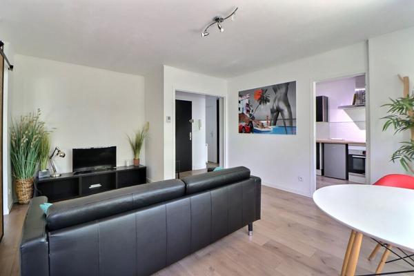 La Mulatière, Appartement T2 de 45 m² en rez-de-jardin, double balcons et jardin privatif