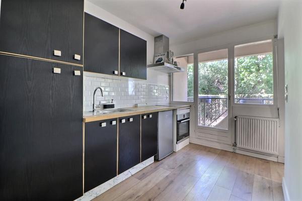 La Mulatière, Appartement T2 de 45 m² en rez-de-jardin, double balcons et jardin privatif