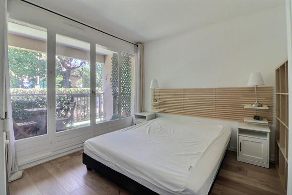 La Mulatière, Appartement T2 de 45 m² en rez-de-jardin, double balcons et jardin privatif