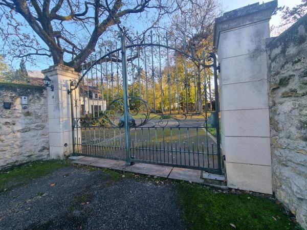 À vendre - Maison bourgeoise, 7 pièces située à Savonnières (37510)
