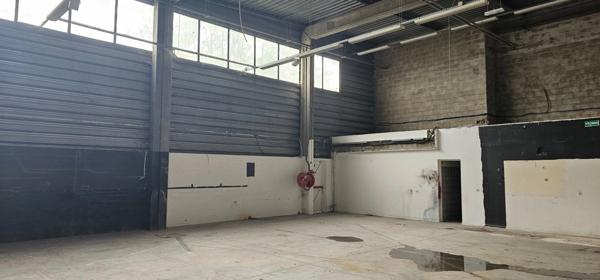 Local commercial de 360 m2 avec bureau et parkings à louer à Orgeval au bord de la RN 13