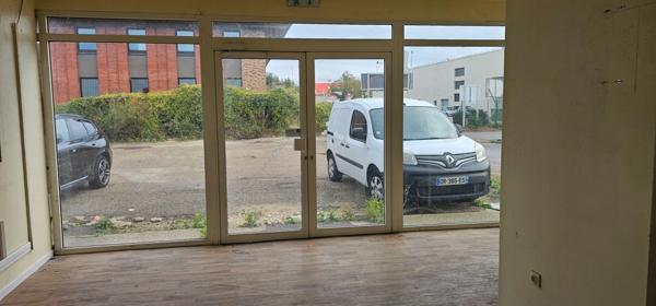 Local commercial de 360 m2 avec bureau et parkings à louer à Orgeval au bord de la RN 13