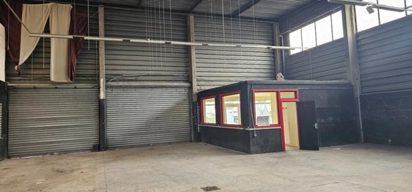 Local commercial de 360 m2 avec bureau et parkings à louer à Orgeval au bord de la RN 13