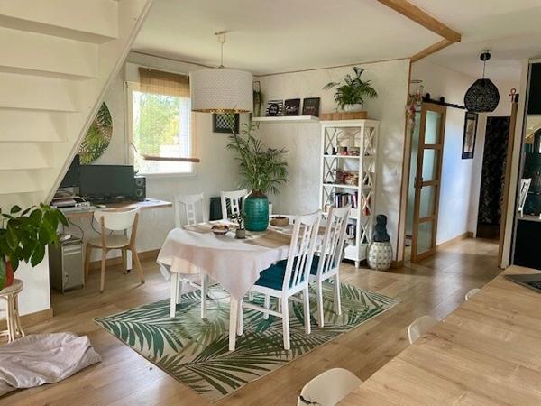 Située à 8 mn de ST QUAY et de PLOUHA et à 2 mn des plages