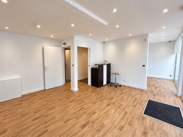 Local commercial CHILLY-MAZARIN 3 pièces 52.07 m²