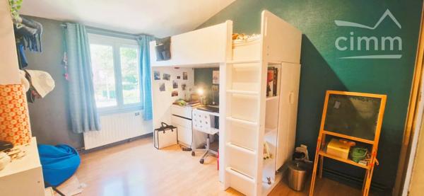 Vous recherchez une maison spacieuse, lumineuse, parfaitement entretenue et idéalement située ? Ne cherchez plus !