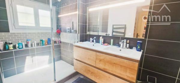 Vous recherchez une maison spacieuse, lumineuse, parfaitement entretenue et idéalement située ? Ne cherchez plus !