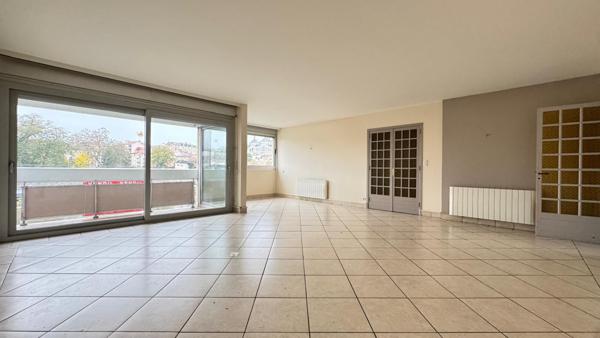 A vendre, Immeuble de rapport à Perigueux avec 2 plateaux (150 m2 chacun) et 4 garages