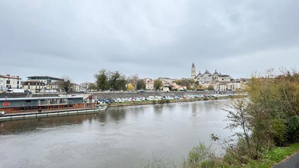 A vendre, Immeuble de rapport à Perigueux avec 2 plateaux (150 m2 chacun) et 4 garages