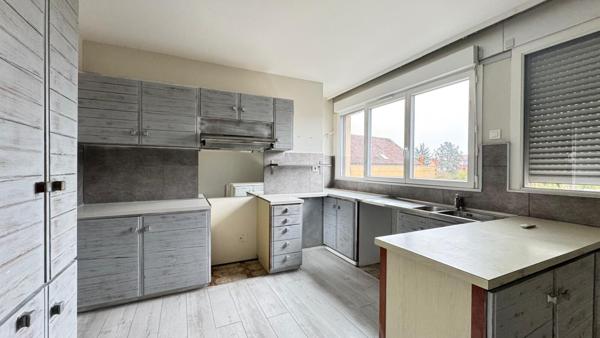 A vendre, Immeuble de rapport à Perigueux avec 2 plateaux (150 m2 chacun) et 4 garages