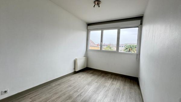 A vendre, Immeuble de rapport à Perigueux avec 2 plateaux (150 m2 chacun) et 4 garages