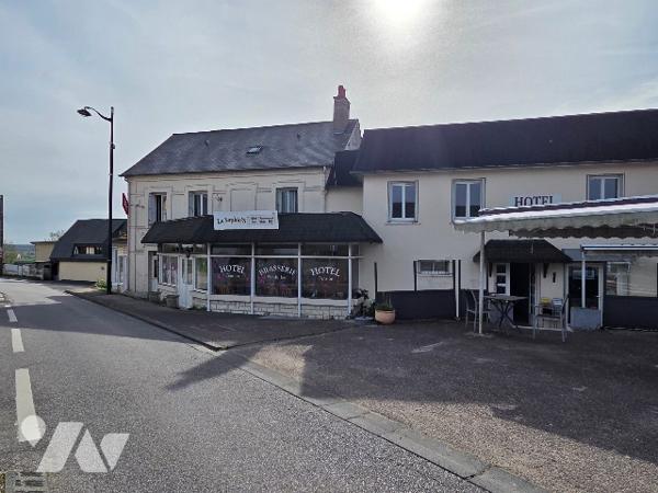 Notre Dame de Gravenchon 10mn murs et fonds de commerce : immeuble professionnel d'environ 172m²