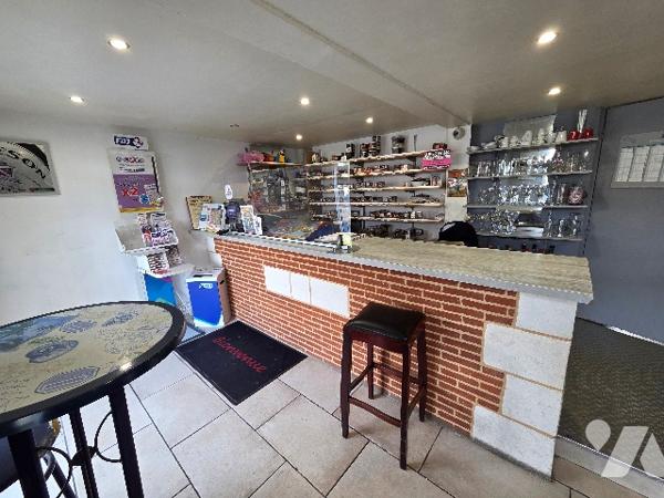 Notre Dame de Gravenchon 10mn murs et fonds de commerce : immeuble professionnel d'environ 172m²