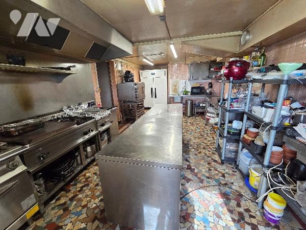Notre Dame de Gravenchon 10mn murs et fonds de commerce : immeuble professionnel d'environ 172m²