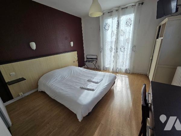 Notre Dame de Gravenchon 10mn murs et fonds de commerce : immeuble professionnel d'environ 172m²