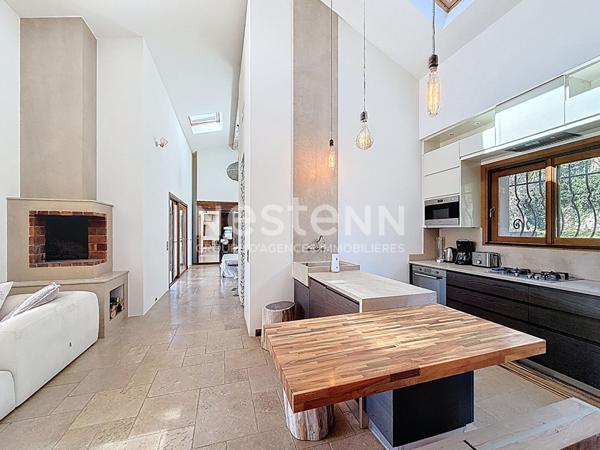 MAISON Grasse 9 pièce(s) 500 m2, 16000 m2 de terrain, au calme absolu, maison annexe,