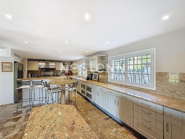 MAISON Grasse 9 pièce(s) 500 m2, 16000 m2 de terrain, au calme absolu, maison annexe,